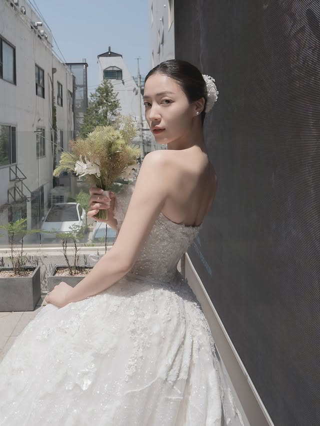 Cựu th&agrave;nh vi&ecirc;n T-ara tung ảnh cưới đẹp thơ mộng, lần đầu h&eacute; lộ chồng doanh nh&acirc;n- Ảnh 15.