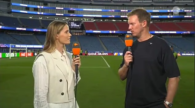 HLV tuyển Đức nổi n&oacute;ng với nữ ph&oacute;ng vi&ecirc;n xinh đẹp sau khi bị Paraguay loại khỏi World Cup 2026- Ảnh 2.