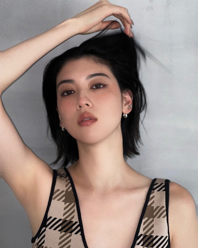 B&uacute;p b&ecirc; Nhật 1m73 khiến mọi ống k&iacute;nh phải hướng về, tạo h&igrave;nh vừa đẹp vừa lộ h&igrave;nh xăm cực chiến- Ảnh 6.