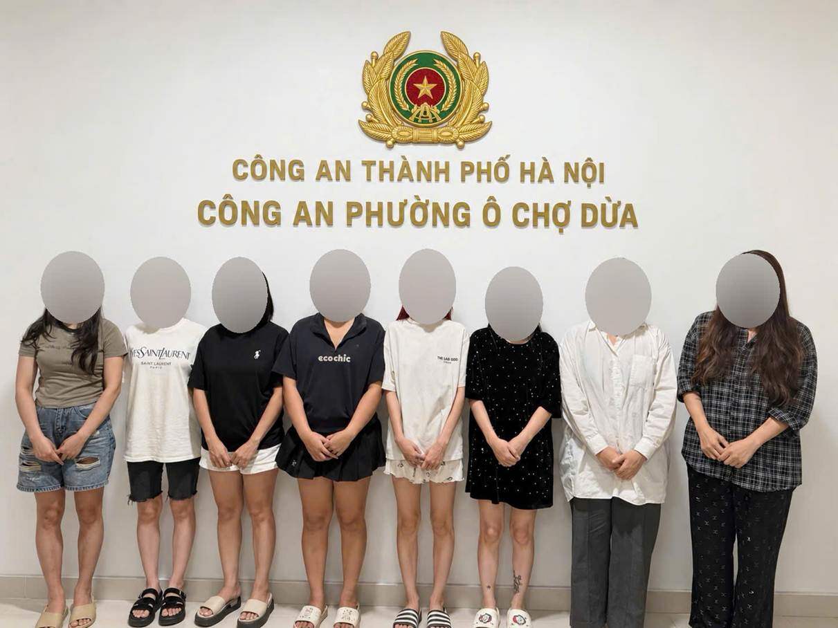 C&ocirc;ng an ập v&agrave;o căn nh&agrave; tr&ecirc;n phố H&agrave; Nội, bắt quả tang 8 thiếu nữ - Ảnh 1.