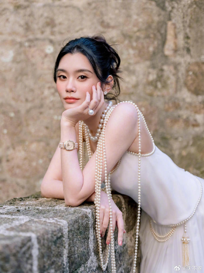 Hề Mộng Dao - H&agrave; Du Qu&acirc;n "ngồi tr&ecirc;n đ&oacute;ng lửa": T&agrave;i sản của thiếu gia s&ograve;ng bạc "bốc hơi" mạnh, cổ phiếu lao dốc v&igrave; đ&aacute;m cưới ngh&igrave;n tỷ- Ảnh 5.