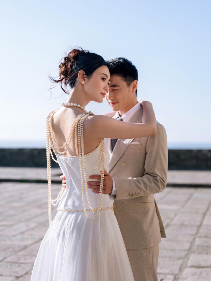 Hề Mộng Dao - H&agrave; Du Qu&acirc;n "ngồi tr&ecirc;n đ&oacute;ng lửa": T&agrave;i sản của thiếu gia s&ograve;ng bạc "bốc hơi" mạnh, cổ phiếu lao dốc v&igrave; đ&aacute;m cưới ngh&igrave;n tỷ- Ảnh 2.