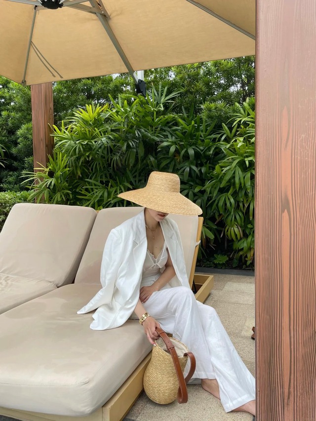 Những m&oacute;n đồ kh&ocirc;ng thể thiếu trong vali du lịch của c&aacute;c c&ocirc; g&aacute;i theo đuổi phong c&aacute;ch old money- Ảnh 2.