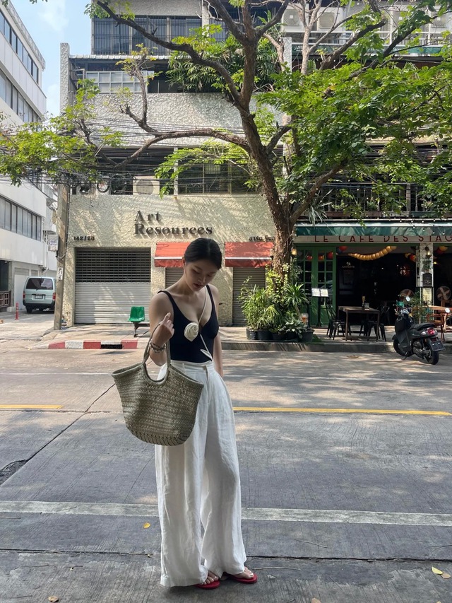 Những m&oacute;n đồ kh&ocirc;ng thể thiếu trong vali du lịch của c&aacute;c c&ocirc; g&aacute;i theo đuổi phong c&aacute;ch old money- Ảnh 6.