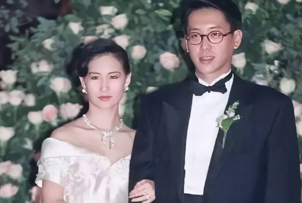 30 năm trước, thi&ecirc;n kim n&agrave;y đ&atilde; cho giới si&ecirc;u gi&agrave;u biết thế n&agrave;o l&agrave; "đ&aacute;m cưới thế kỷ": Tiệc t&ugrave;ng 3 ng&agrave;y 3 đ&ecirc;m, từ Haute Couture Dior đến bộ long phượng th&ecirc;u chỉ v&agrave;ng 8 th&aacute;ng- Ảnh 1.