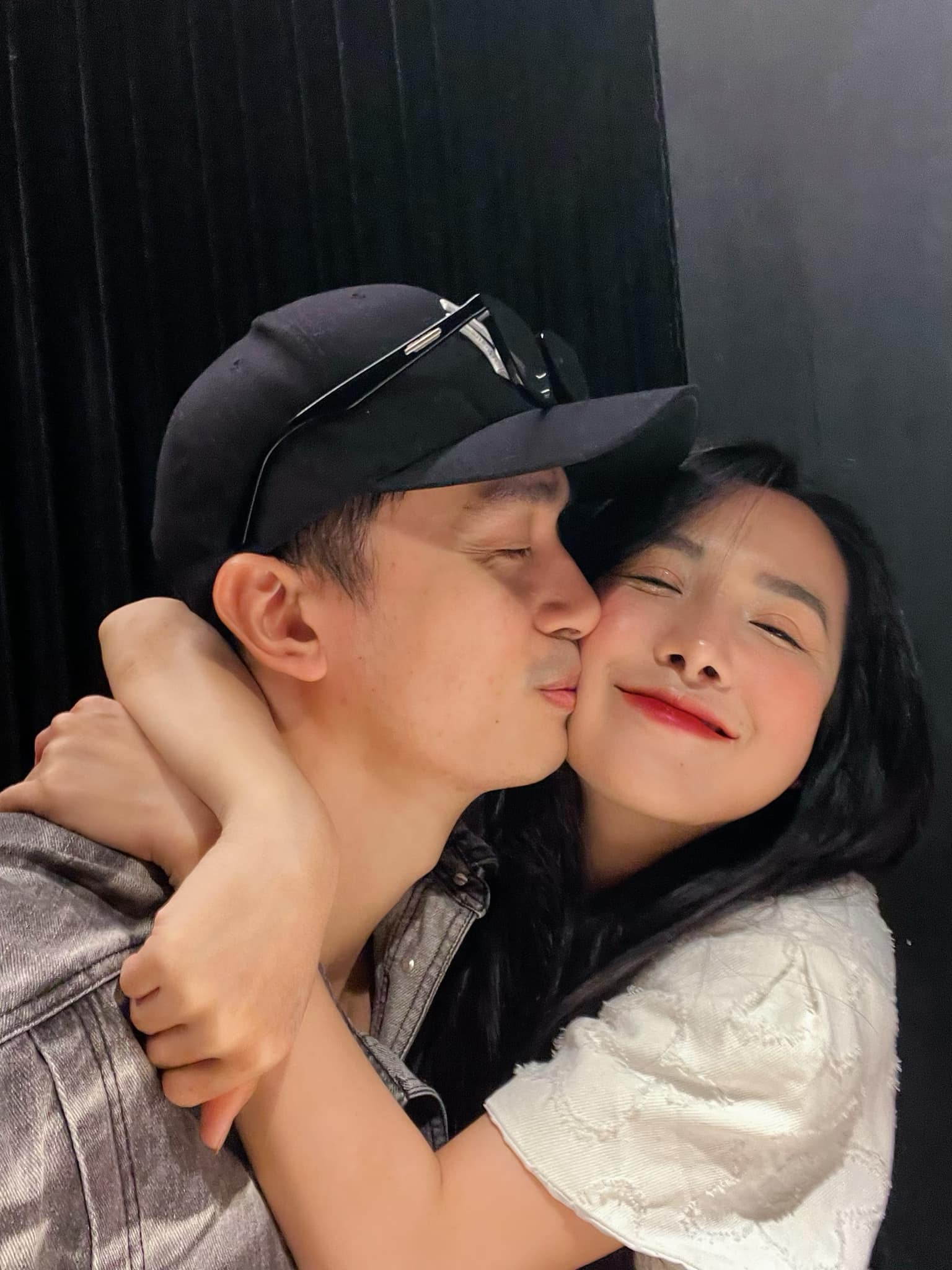 Đằng sau bộ ảnh cưới độc lạ khiến MXH rần rần: Ch&uacute; rể điển trai d&agrave;nh cả một thập kỷ chờ c&aacute;i gật đầu của "b&agrave; tr&ugrave;m n&ocirc;ng sản"- Ảnh 16.