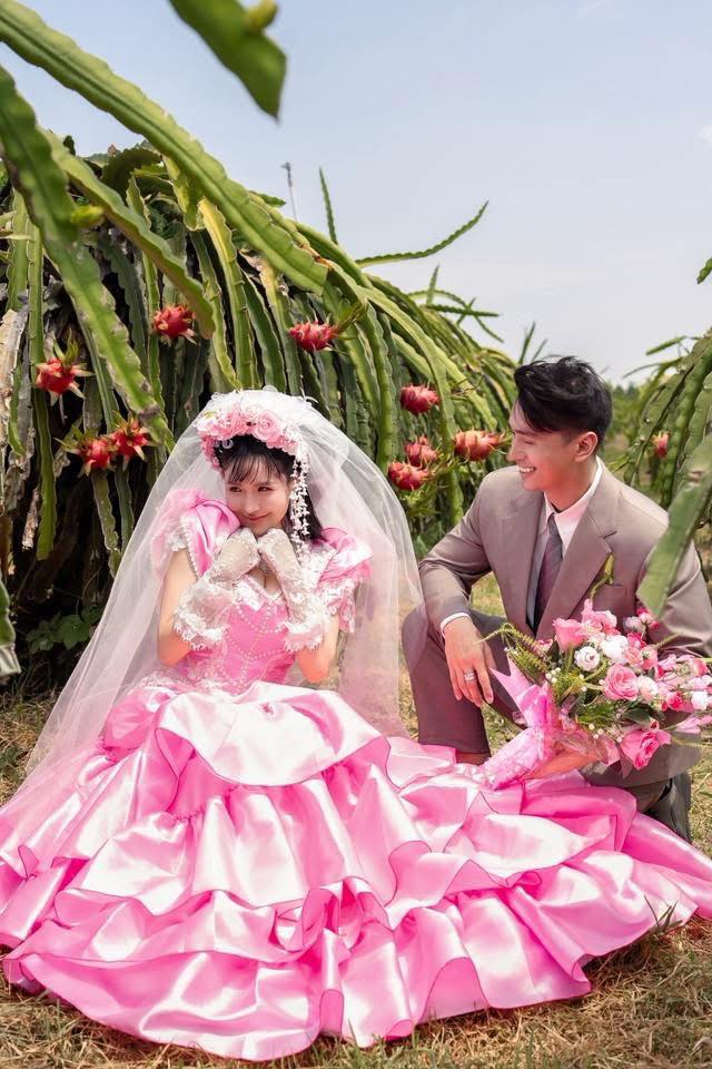 Đằng sau bộ ảnh cưới độc lạ khiến MXH rần rần: Ch&uacute; rể điển trai d&agrave;nh cả một thập kỷ chờ c&aacute;i gật đầu của "b&agrave; tr&ugrave;m n&ocirc;ng sản"- Ảnh 2.