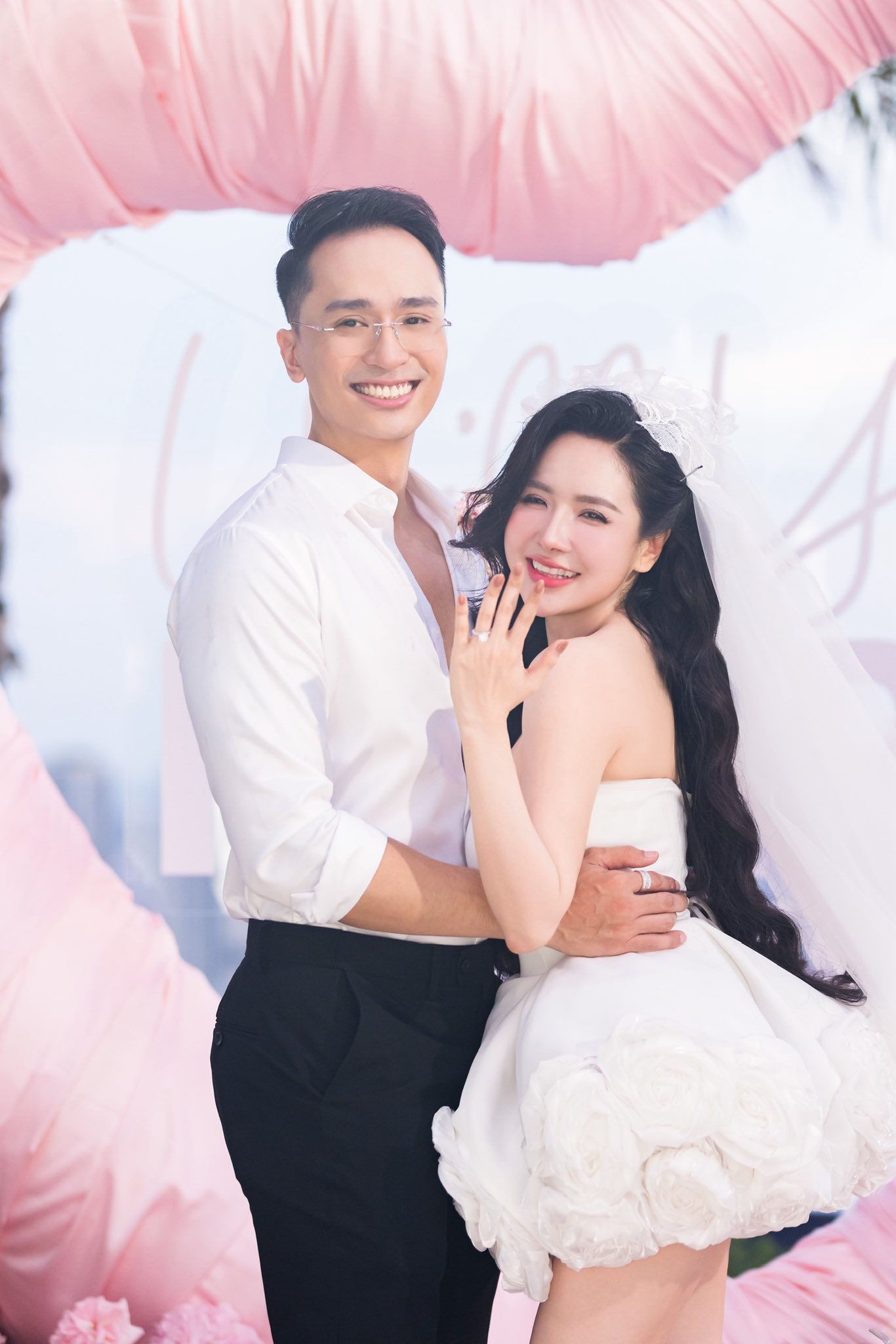 Đằng sau bộ ảnh cưới độc lạ khiến MXH rần rần: Ch&uacute; rể điển trai d&agrave;nh cả một thập kỷ chờ c&aacute;i gật đầu của "b&agrave; tr&ugrave;m n&ocirc;ng sản"- Ảnh 20.