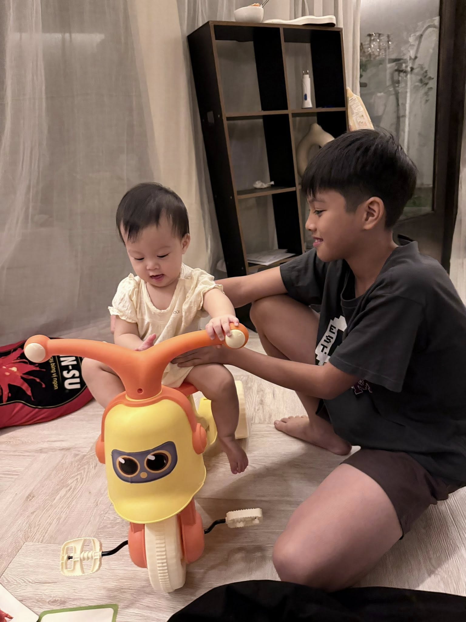 Mới chớm h&egrave; m&agrave; "khối nghỉ h&egrave;" đ&atilde; khiến ba mẹ ph&aacute;t hoảng, Quỳnh Lương t&aacute; hỏa khi con trai mang "b&eacute; Na" về nghịch- Ảnh 6.