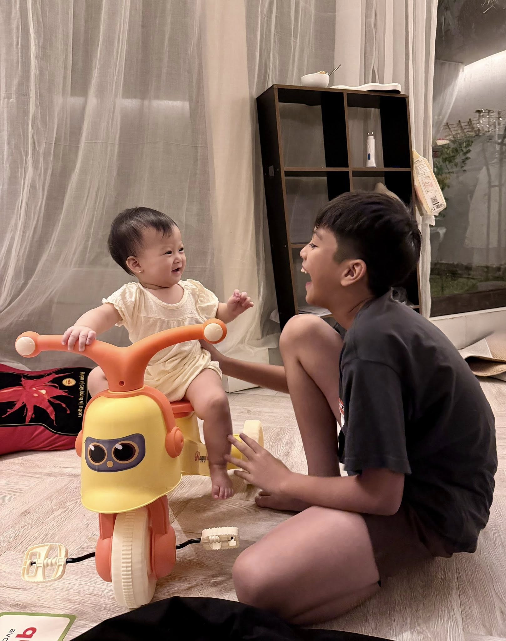 Mới chớm h&egrave; m&agrave; "khối nghỉ h&egrave;" đ&atilde; khiến ba mẹ ph&aacute;t hoảng, Quỳnh Lương t&aacute; hỏa khi con trai mang "b&eacute; Na" về nghịch- Ảnh 7.