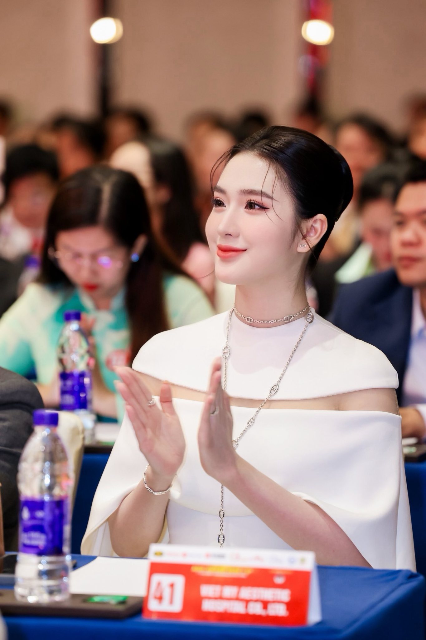 Netizen tr&agrave;n v&agrave;o trang c&aacute; nh&acirc;n của Ngọc Loan sau 5 ng&agrave;y người đẹp "biến mất"- Ảnh 4.