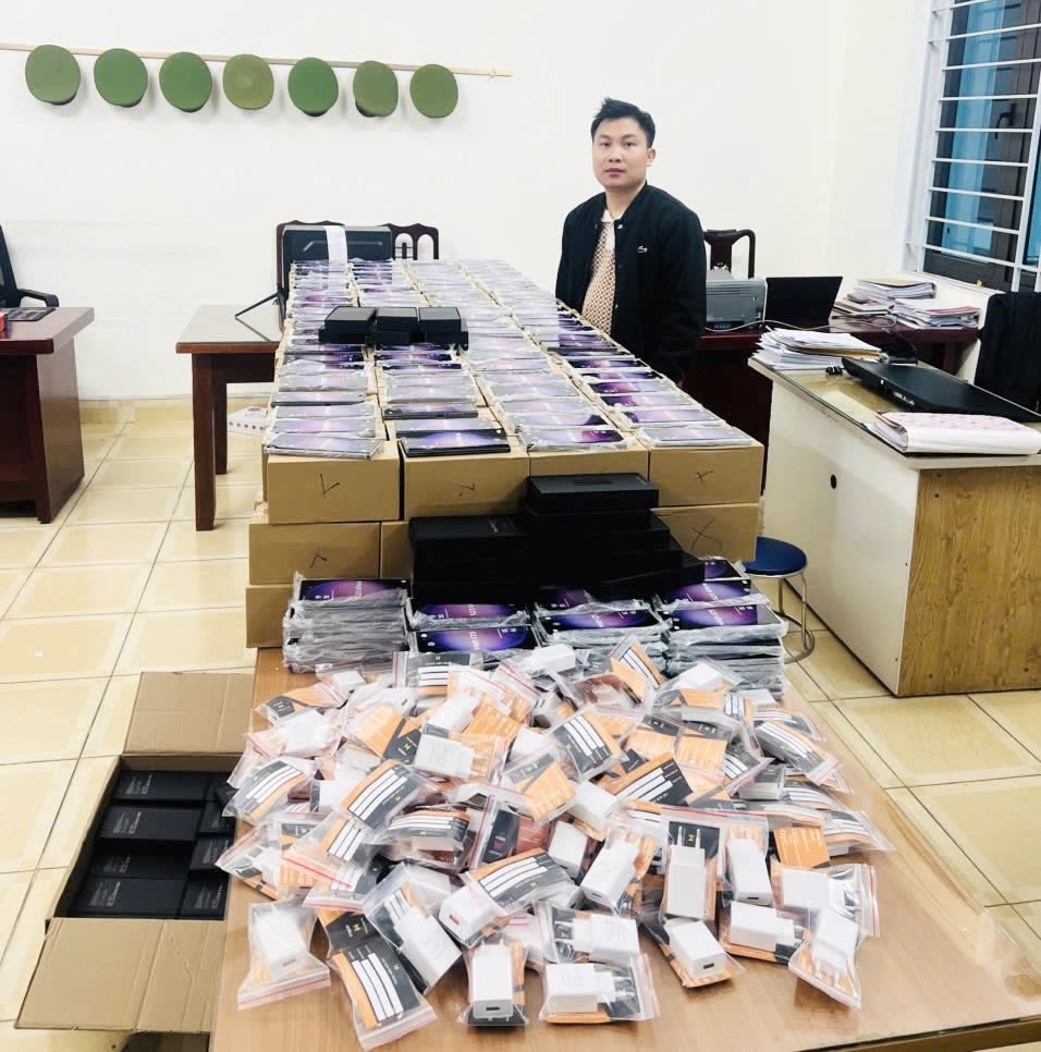 Bắt tạm giam Chu Hữu Ki&ecirc;n Sơn v&agrave; 2 đối tượng, thu giữ 469 điện thoại Samsung Galaxy S23 Ultra giả- Ảnh 2.