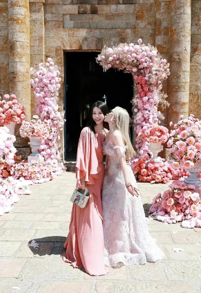 Nh&igrave;n d&agrave;n ph&ugrave; d&acirc;u trong h&ocirc;n lễ Hề Mộng Dao v&agrave; H&agrave; Du Qu&acirc;n liền hiểu thế n&agrave;o l&agrave; 