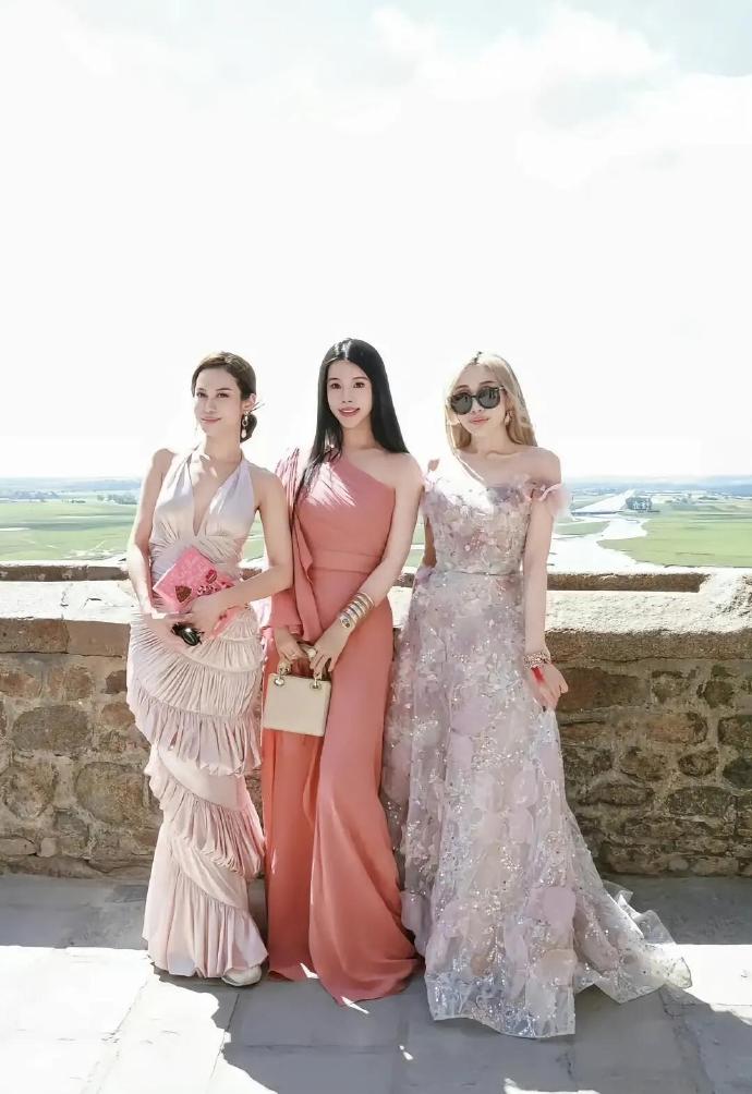 Nh&igrave;n d&agrave;n ph&ugrave; d&acirc;u trong h&ocirc;n lễ Hề Mộng Dao v&agrave; H&agrave; Du Qu&acirc;n liền hiểu thế n&agrave;o l&agrave; 