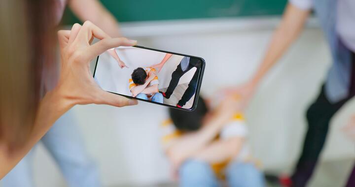 Cấm ph&aacute;t t&aacute;n clip bạo lực học đường: Kh&ocirc;ng phải che giấu sai phạm, m&agrave; l&agrave; bảo vệ trẻ em - Ảnh 1.