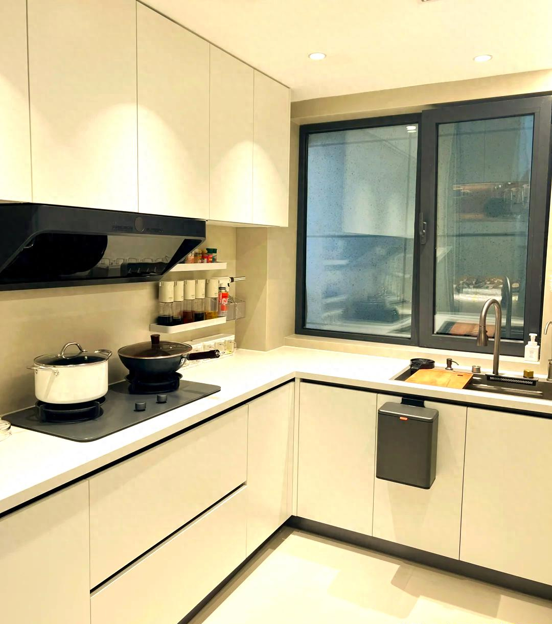 Th&aacute;o bỏ tủ treo tường trong bếp: Xu hướng mới gi&uacute;p căn bếp rộng hơn, tho&aacute;ng hơn nhưng kh&ocirc;ng phải nh&agrave; n&agrave;o cũng ph&ugrave; hợp - Ảnh 1.