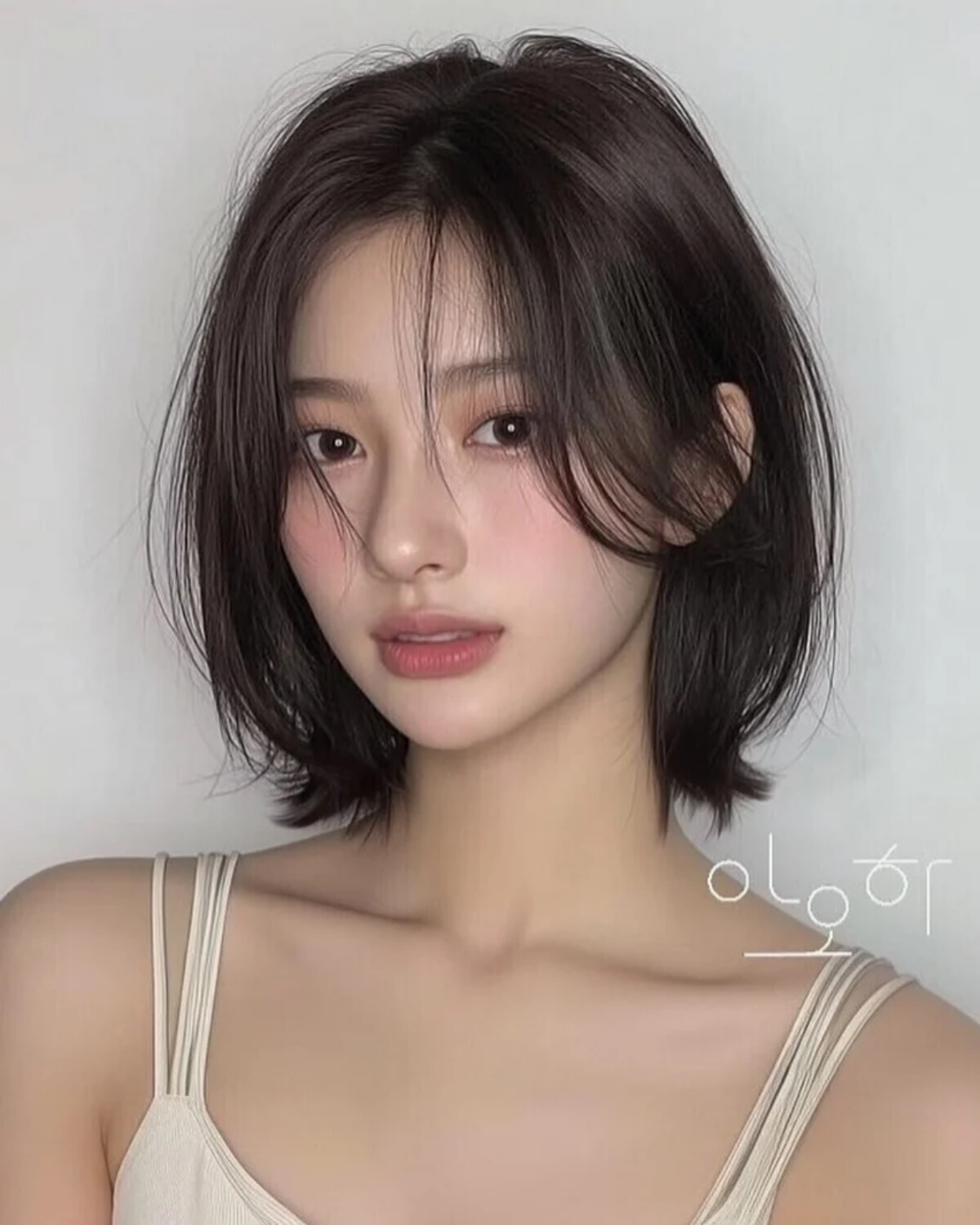 8 kiểu t&oacute;c ngắn hot nhất 2026 dễ chăm s&oacute;c, hợp từng d&aacute;ng mặt, t&oacute;c xoăn tự nhi&ecirc;n cũng kh&ocirc;ng lo x&ugrave; rối - Ảnh 7.