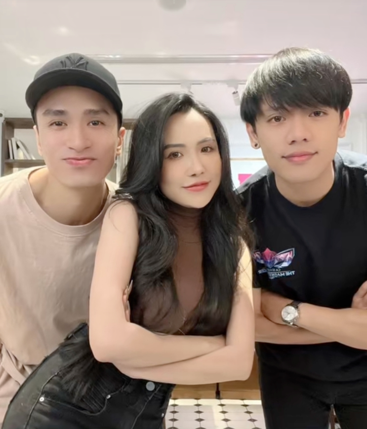 Đằng sau bộ ảnh cưới độc lạ khiến MXH rần rần: Ch&uacute; rể điển trai d&agrave;nh cả một thập kỷ chờ c&aacute;i gật đầu của "b&agrave; tr&ugrave;m n&ocirc;ng sản"- Ảnh 28.