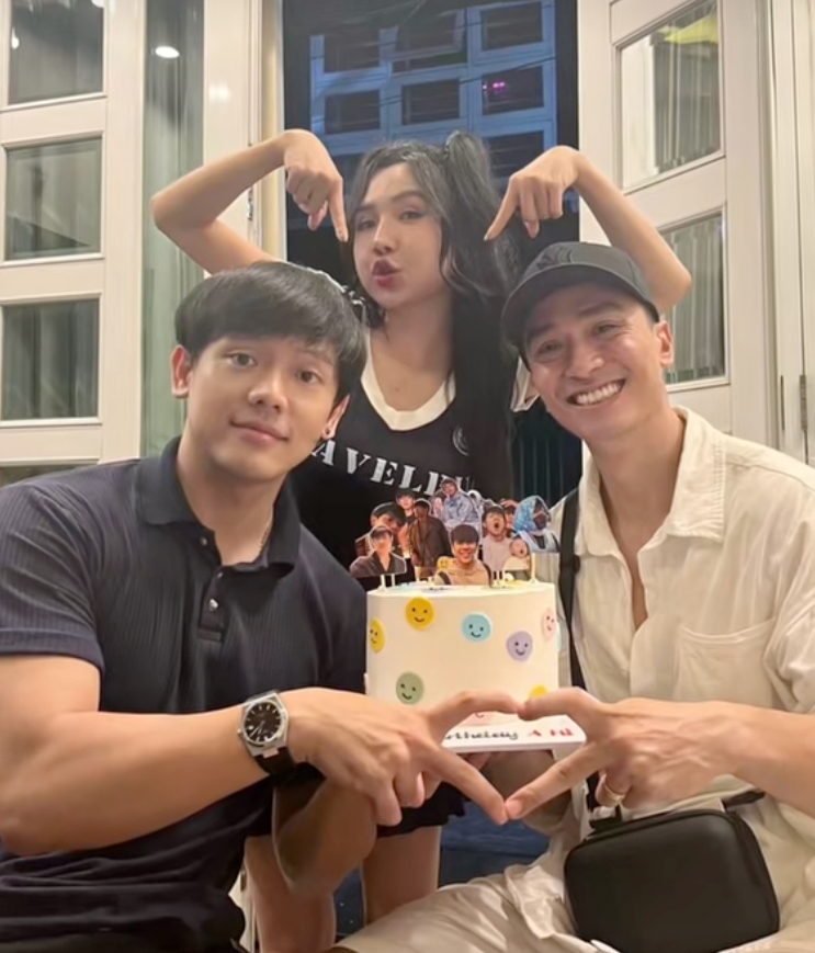 Đằng sau bộ ảnh cưới độc lạ khiến MXH rần rần: Ch&uacute; rể điển trai d&agrave;nh cả một thập kỷ chờ c&aacute;i gật đầu của "b&agrave; tr&ugrave;m n&ocirc;ng sản"- Ảnh 29.