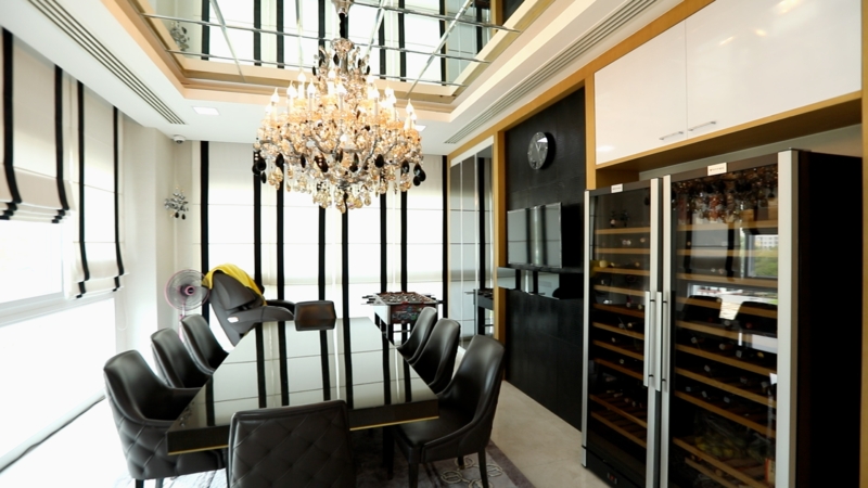 Lộ cảnh sống chung của b&aacute;c sĩ thẩm mỹ nổi tiếng v&agrave; người đẹp k&eacute;m 23 tuổi, đ&oacute;n con đầu l&ograve;ng năm 2025 - Ảnh 12.