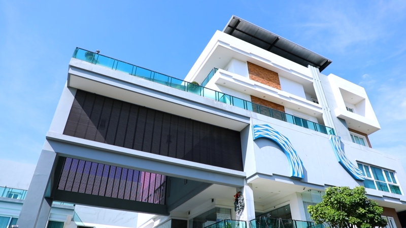 Lộ cảnh sống chung của b&aacute;c sĩ thẩm mỹ nổi tiếng v&agrave; người đẹp k&eacute;m 23 tuổi, đ&oacute;n con đầu l&ograve;ng năm 2025 - Ảnh 11.