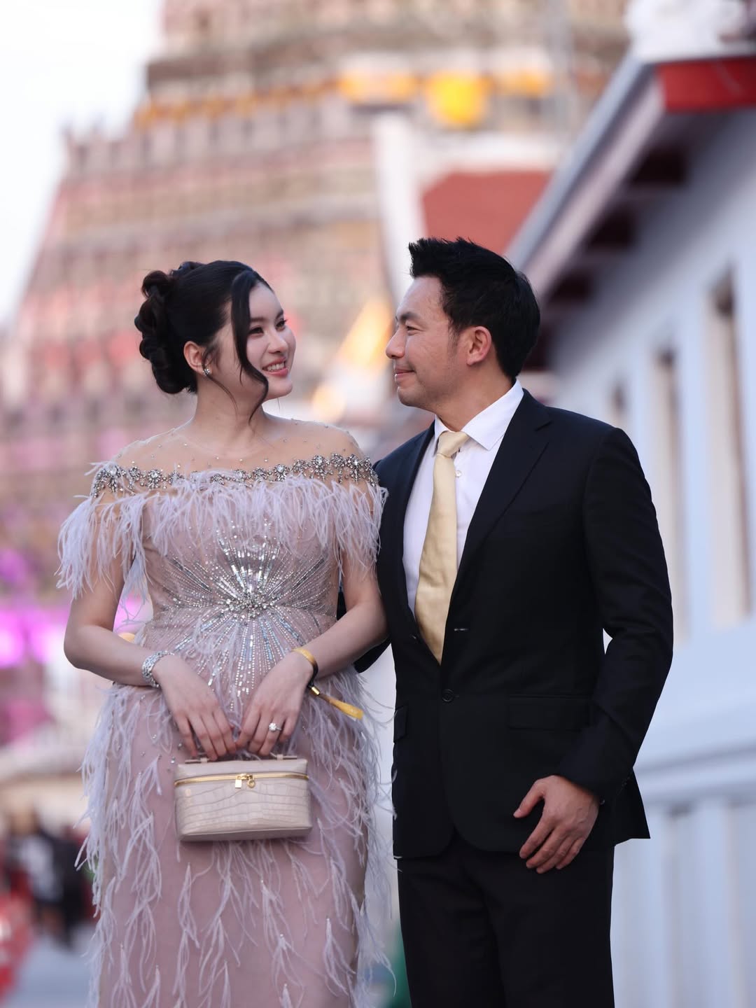 Lộ cảnh sống chung của b&aacute;c sĩ thẩm mỹ nổi tiếng v&agrave; người đẹp k&eacute;m 23 tuổi, đ&oacute;n con đầu l&ograve;ng năm 2025 - Ảnh 1.