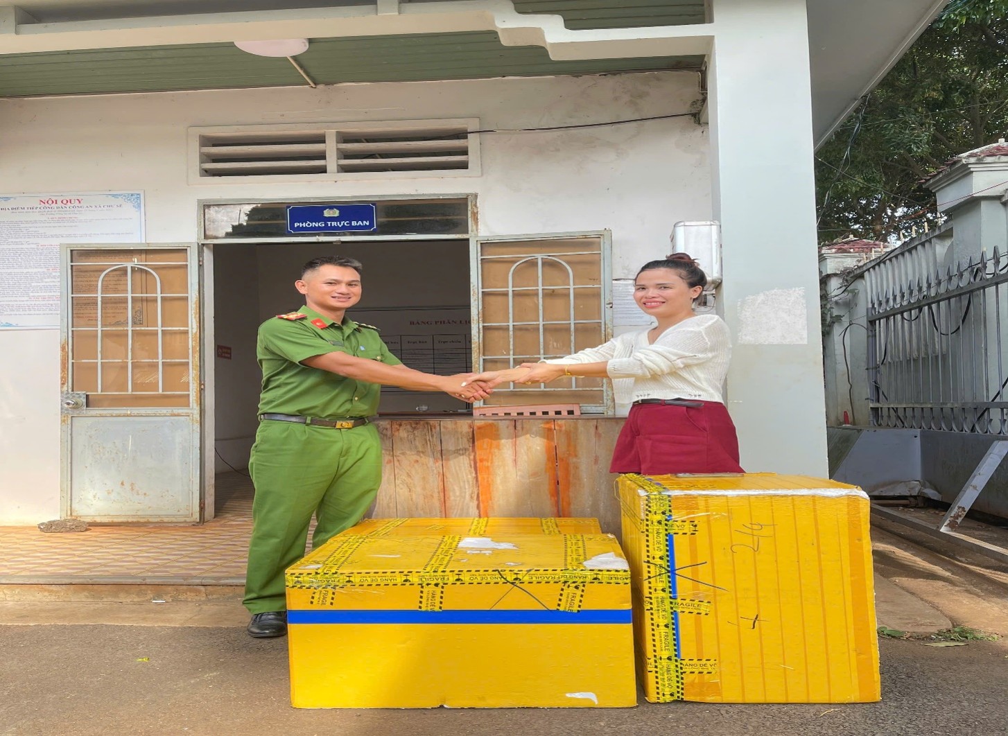 Nhặt được 3 th&ugrave;ng xốp khả nghi, người đ&agrave;n &ocirc;ng ở Gia Lai lập tức b&aacute;o c&ocirc;ng an: Bất ngờ với thứ b&ecirc;n trong th&ugrave;ng- Ảnh 1.