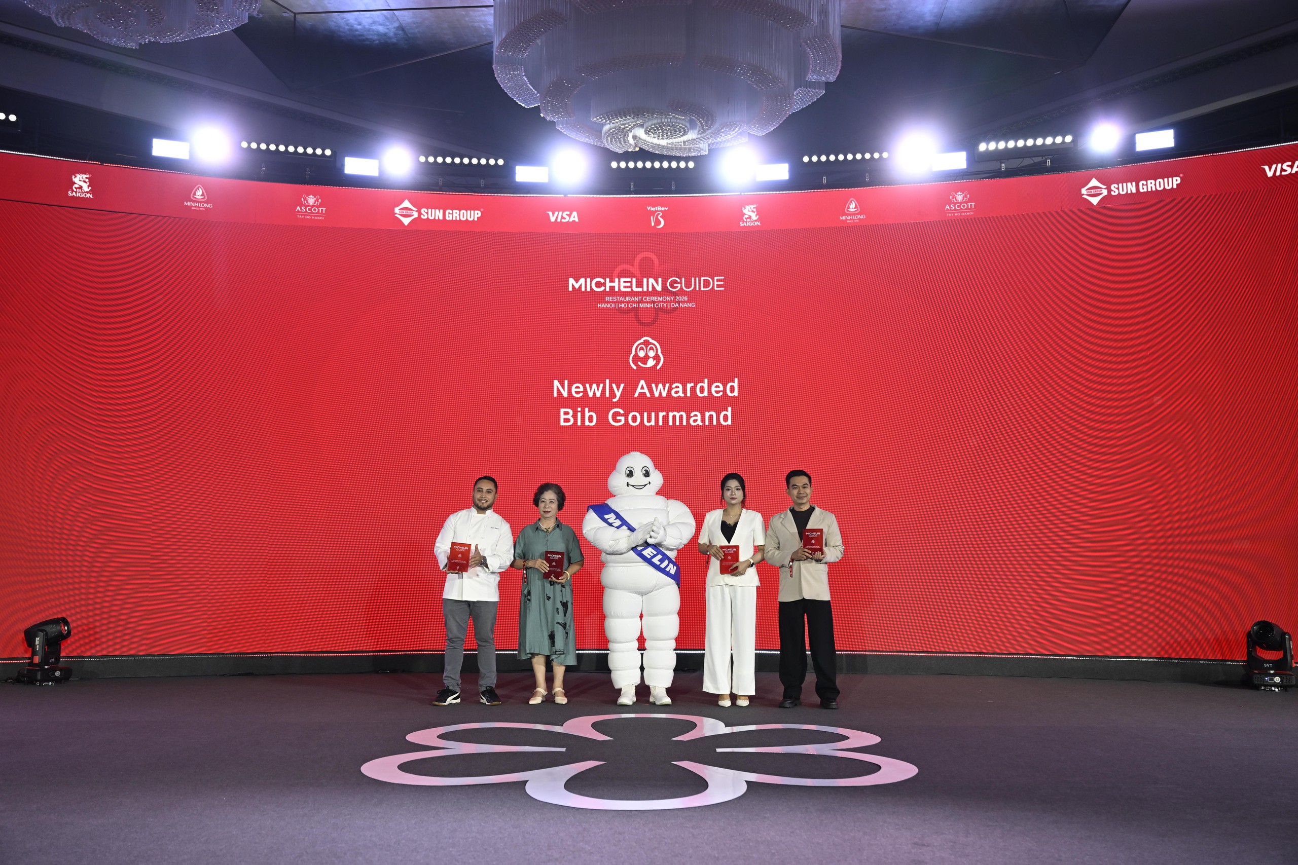 Gallery - Michelin 2026 bùng nổ tranh cãi: Không hề có bánh mì trong danh sách Bib Gourmand, Bánh cuốn Bà Hoành lọt top gây khó hiểu - image 13
