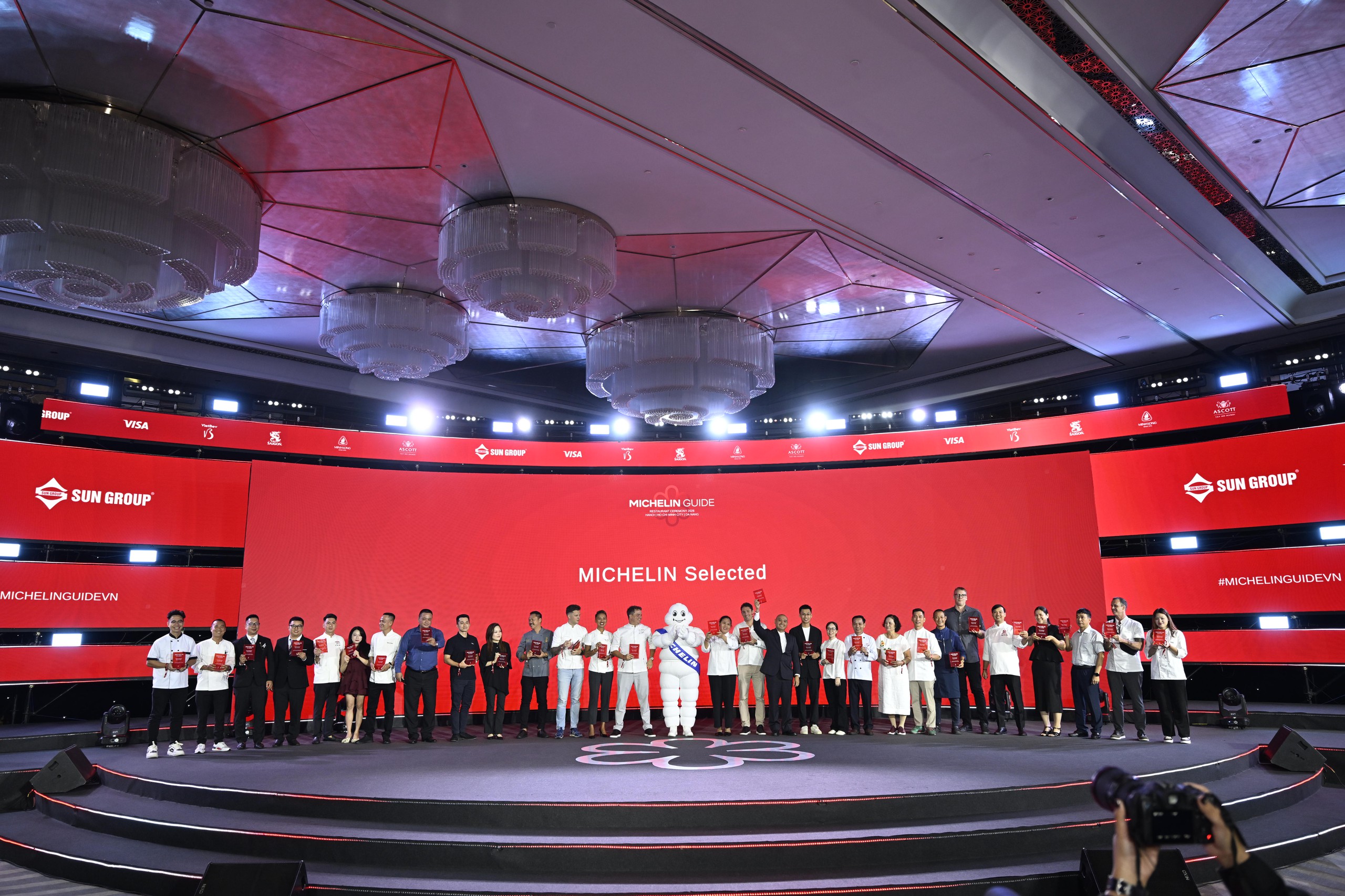 Gallery - Michelin 2026 bùng nổ tranh cãi: Không hề có bánh mì trong danh sách Bib Gourmand, Bánh cuốn Bà Hoành lọt top gây khó hiểu - image 15