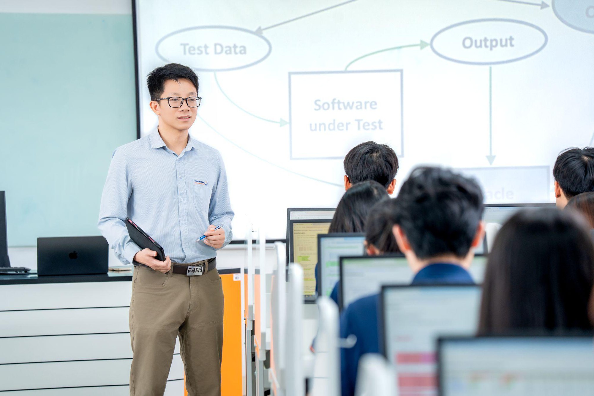 Gen Z kh&ocirc;ng muốn trở th&agrave;nh nh&acirc;n sự &ldquo;dễ bị thay thế&rdquo;: Đại học cần l&agrave;m g&igrave; trong kỷ nguy&ecirc;n AI? - Ảnh 1.