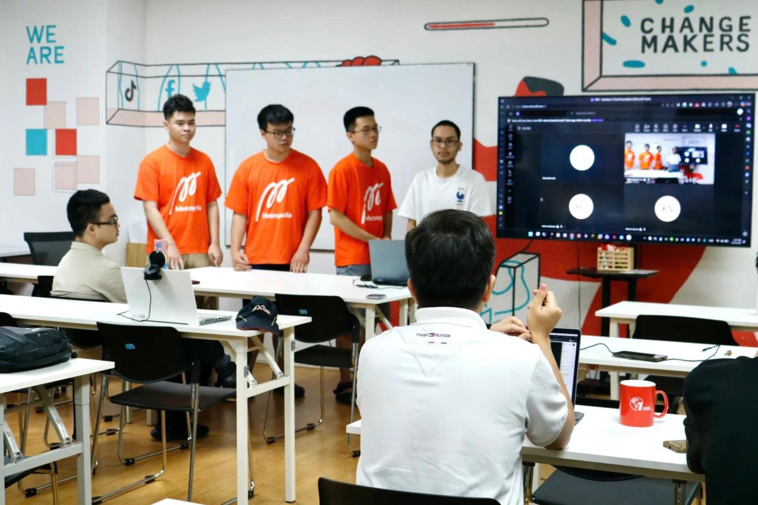 Sinh vi&ecirc;n năm nhất đ&atilde; l&agrave;m được g&igrave; sau hai học kỳ học CNTT theo chuẩn Phần Lan? - Ảnh 1.
