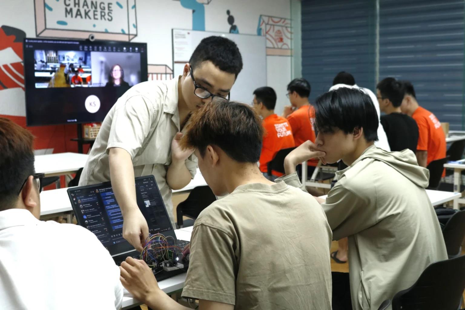 Sinh vi&ecirc;n năm nhất đ&atilde; l&agrave;m được g&igrave; sau hai học kỳ học CNTT theo chuẩn Phần Lan? - Ảnh 4.