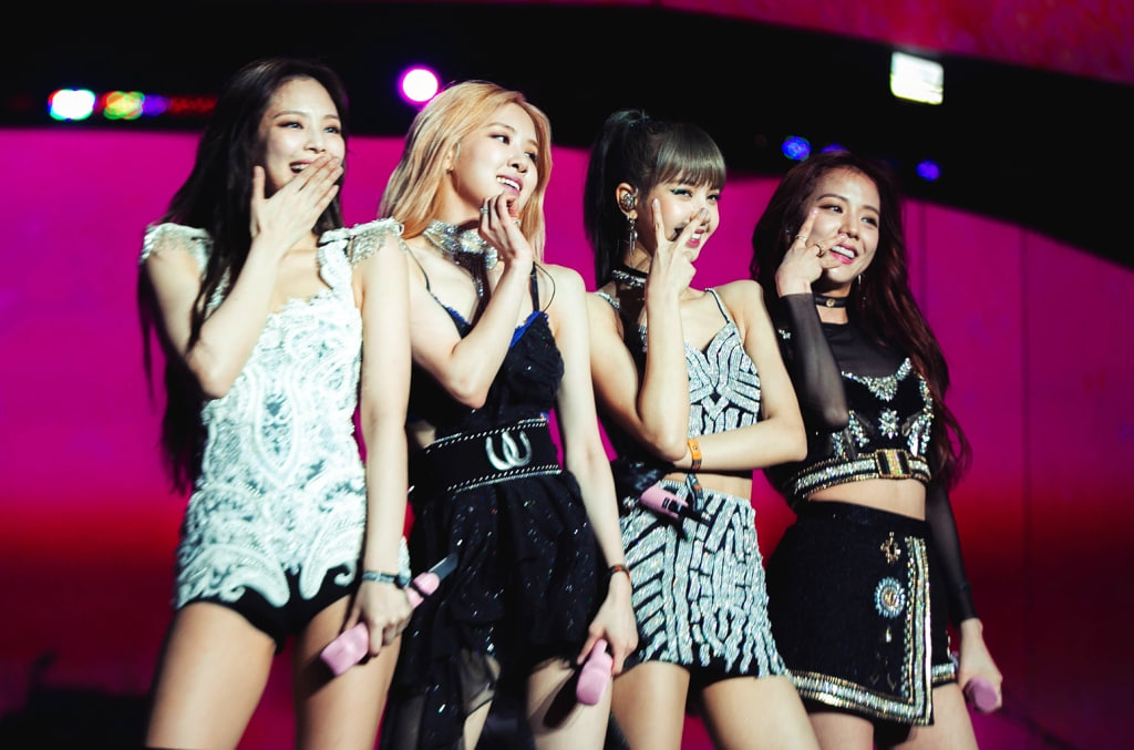 Nổi tiếng gi&agrave;u c&oacute; như BLACKPINK m&agrave; cũng phải đi h&aacute;t hội nghị, trang phục nh&igrave;n kh&ocirc;ng ra sao hạng A- Ảnh 6.