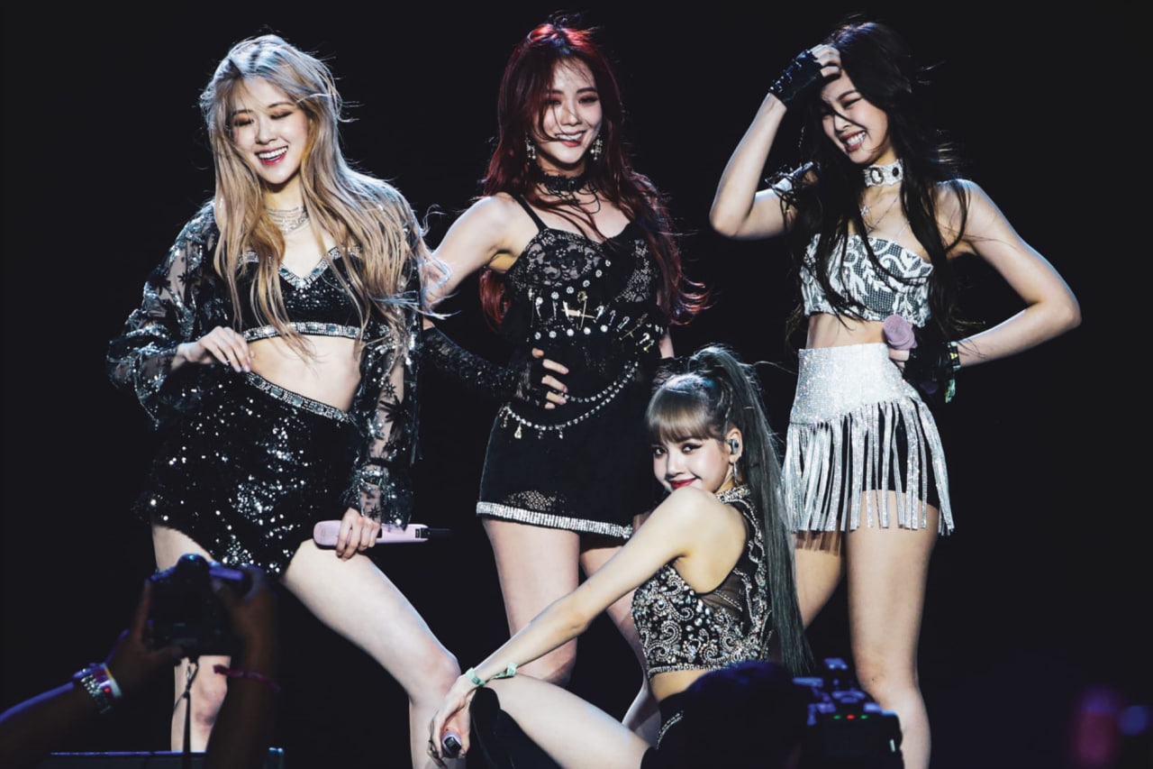 Nổi tiếng gi&agrave;u c&oacute; như BLACKPINK m&agrave; cũng phải đi h&aacute;t hội nghị, trang phục nh&igrave;n kh&ocirc;ng ra sao hạng A- Ảnh 5.
