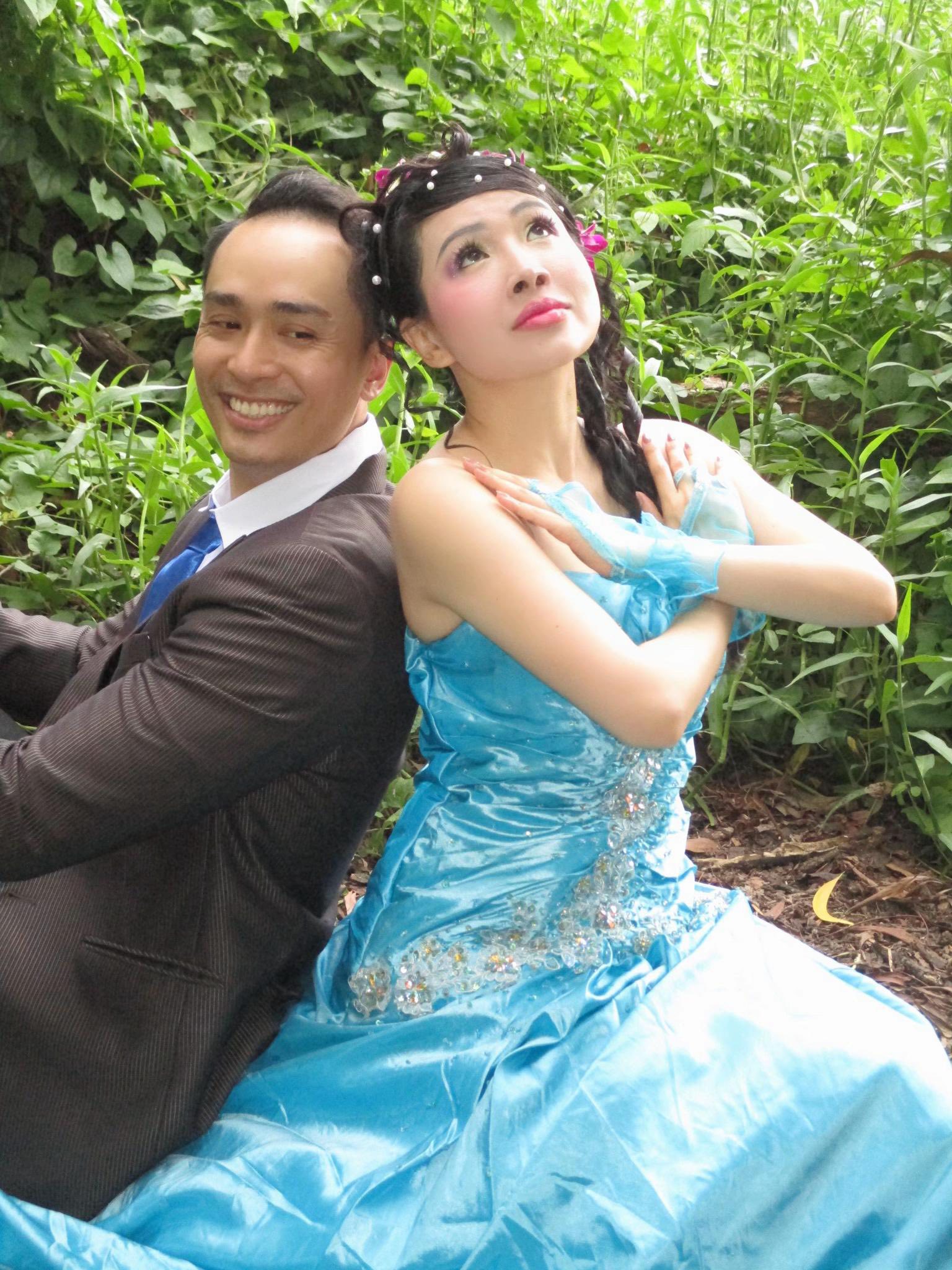 Đằng sau bộ ảnh cưới độc lạ khiến MXH rần rần: Ch&uacute; rể điển trai d&agrave;nh cả một thập kỷ chờ c&aacute;i gật đầu của "b&agrave; tr&ugrave;m n&ocirc;ng sản"- Ảnh 10.