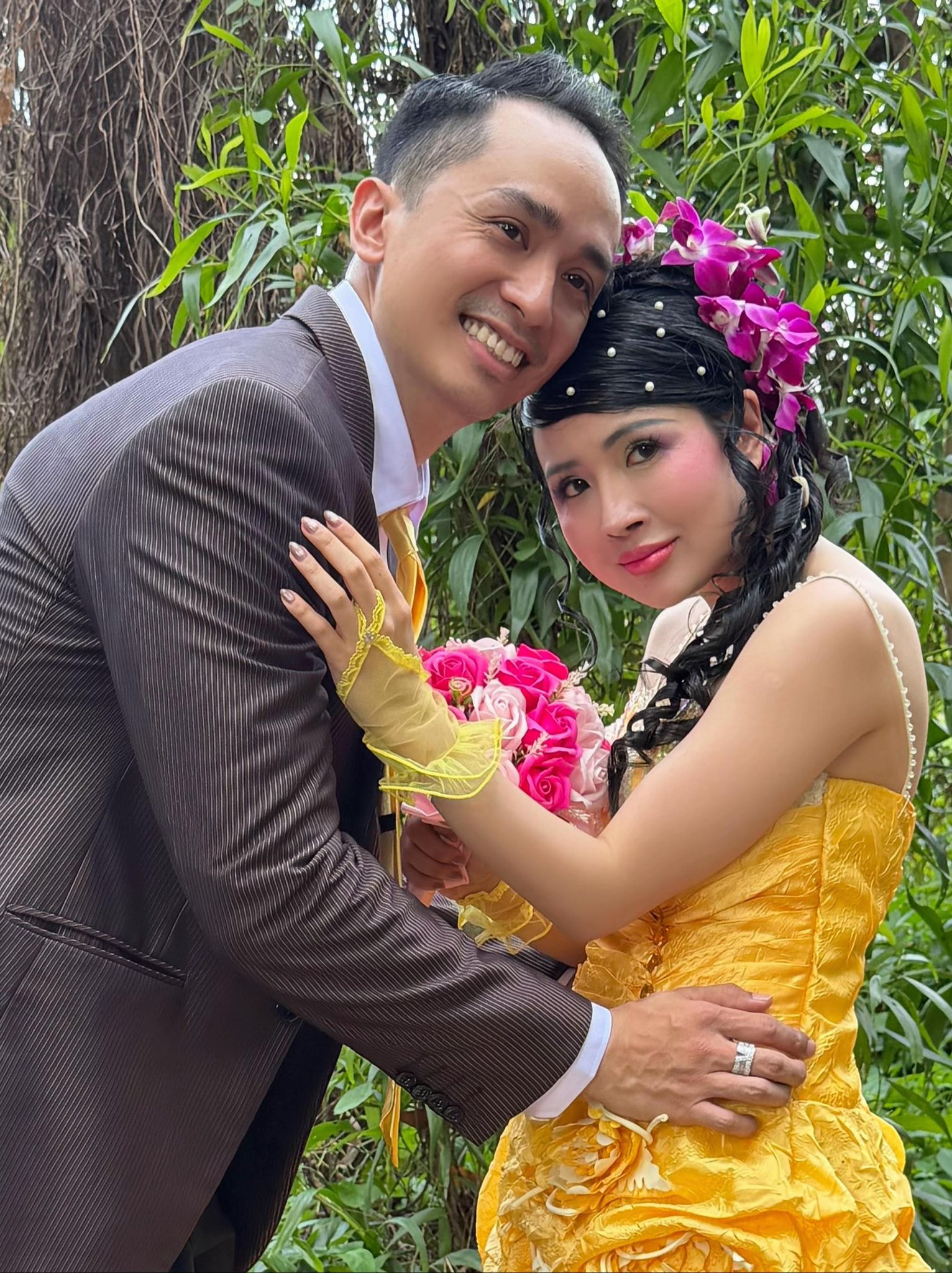 Đằng sau bộ ảnh cưới độc lạ khiến MXH rần rần: Ch&uacute; rể điển trai d&agrave;nh cả một thập kỷ chờ c&aacute;i gật đầu của "b&agrave; tr&ugrave;m n&ocirc;ng sản"- Ảnh 11.