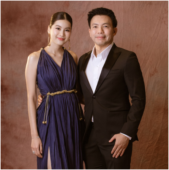 Lộ cảnh sống chung của b&aacute;c sĩ thẩm mỹ nổi tiếng v&agrave; người đẹp k&eacute;m 23 tuổi, đ&oacute;n con đầu l&ograve;ng năm 2025 - Ảnh 2.