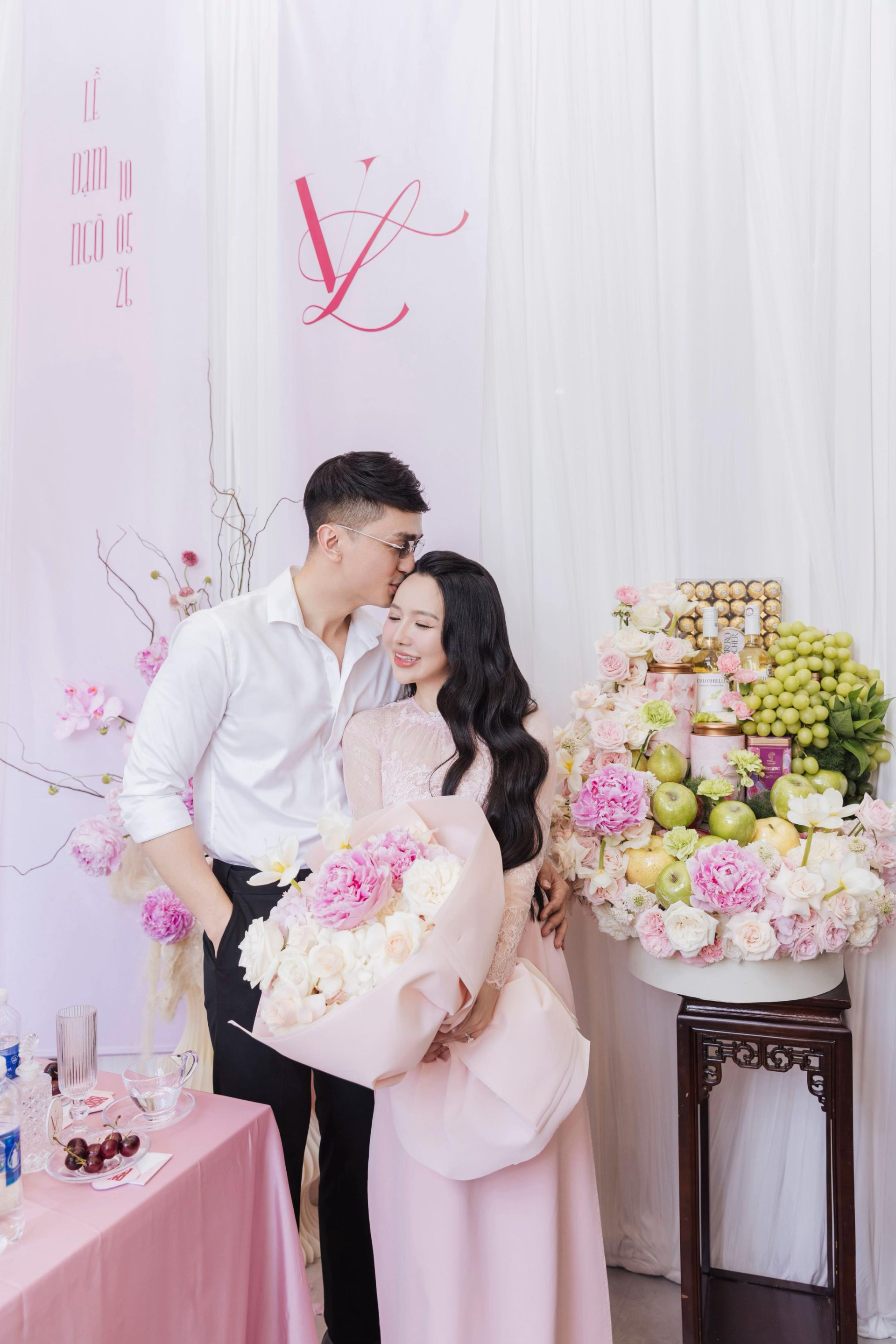 Đằng sau bộ ảnh cưới độc lạ khiến MXH rần rần: Ch&uacute; rể điển trai d&agrave;nh cả một thập kỷ chờ c&aacute;i gật đầu của "b&agrave; tr&ugrave;m n&ocirc;ng sản"- Ảnh 15.