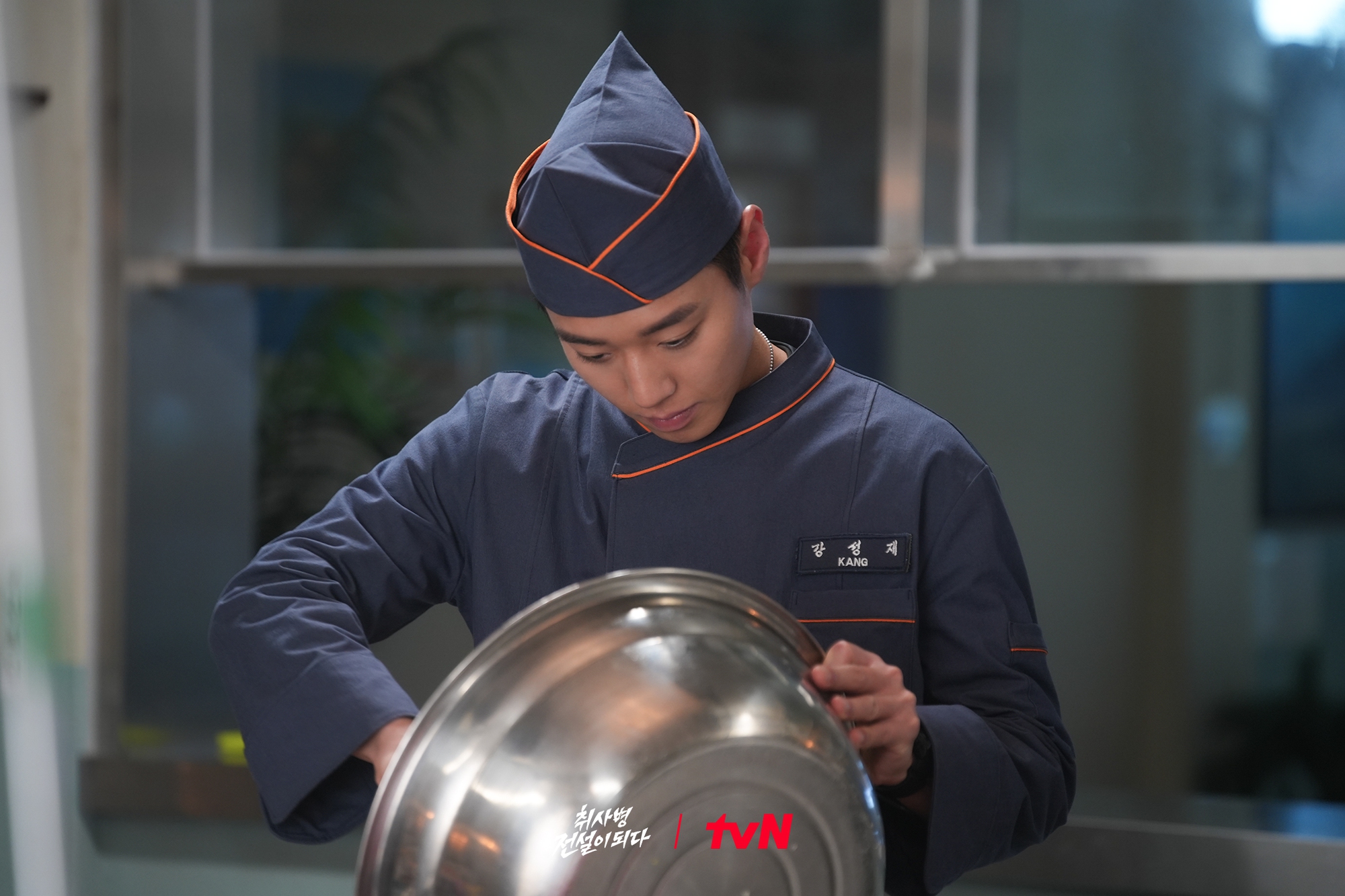 Huyền Thoại L&iacute;nh Bếp: Phim qu&acirc;n nh&acirc;n lạ đời cười kh&ocirc;ng kịp thở, xem l&agrave; d&iacute;nh ngay từ tập đầu- Ảnh 4.