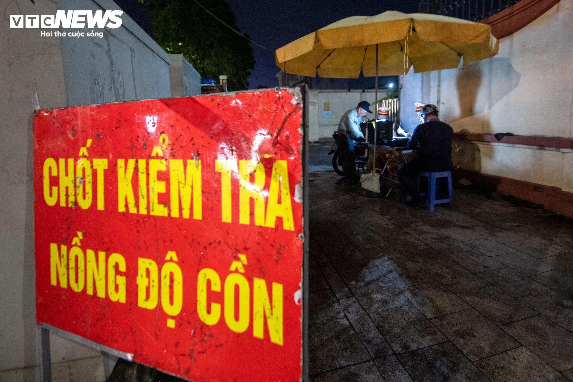 Nh&acirc;m nhi tr&acirc;u g&aacute;c bếp c&ugrave;ng 2 cốc bia, người đ&agrave;n &ocirc;ng bị phạt 7 triệu- Ảnh 1.