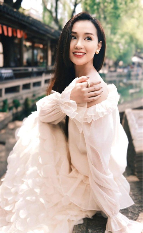 Đẳng cấp của mỹ nh&acirc;n phim VTV gi&agrave;u bậc nhất miền Bắc: Khoe bộ kim cương trăm tỷ, sống trong biệt thự ven hồ bề thế - Ảnh 1.