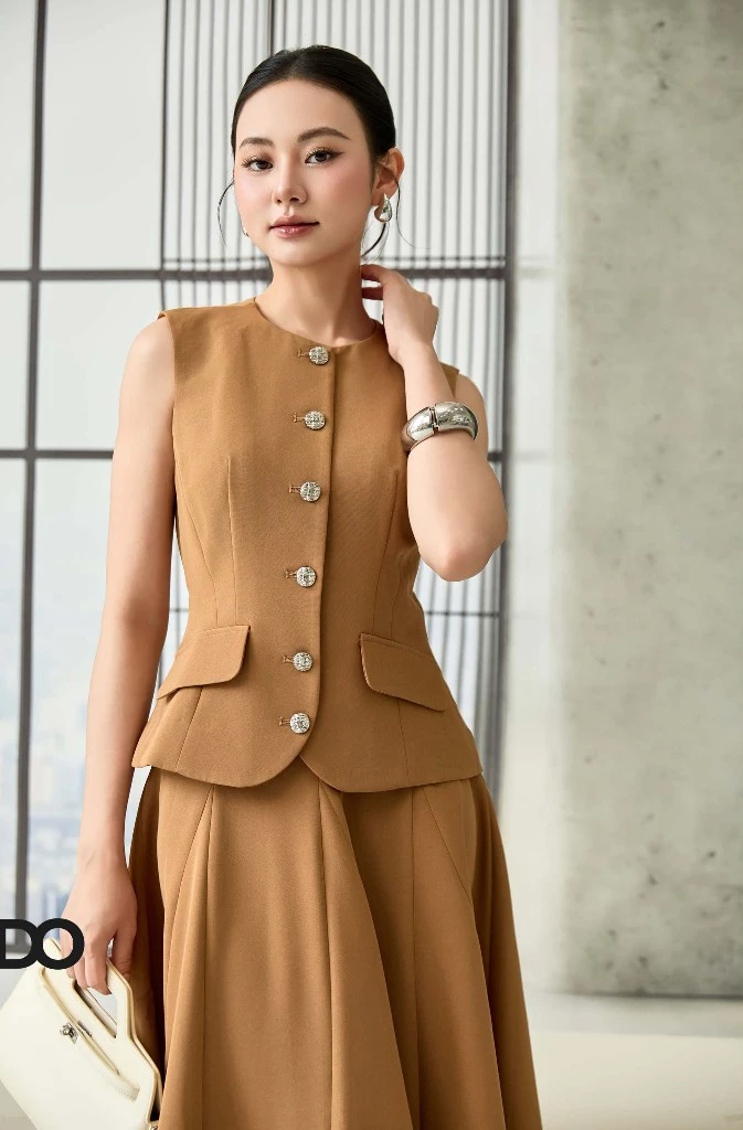 Kh&ocirc;ng cần mua nhiều đồ, chỉ cần một chiếc vest kh&ocirc;ng tay l&agrave; đủ đẹp với 5 c&ocirc;ng thức cực dễ &aacute;p dụng - Ảnh 9.