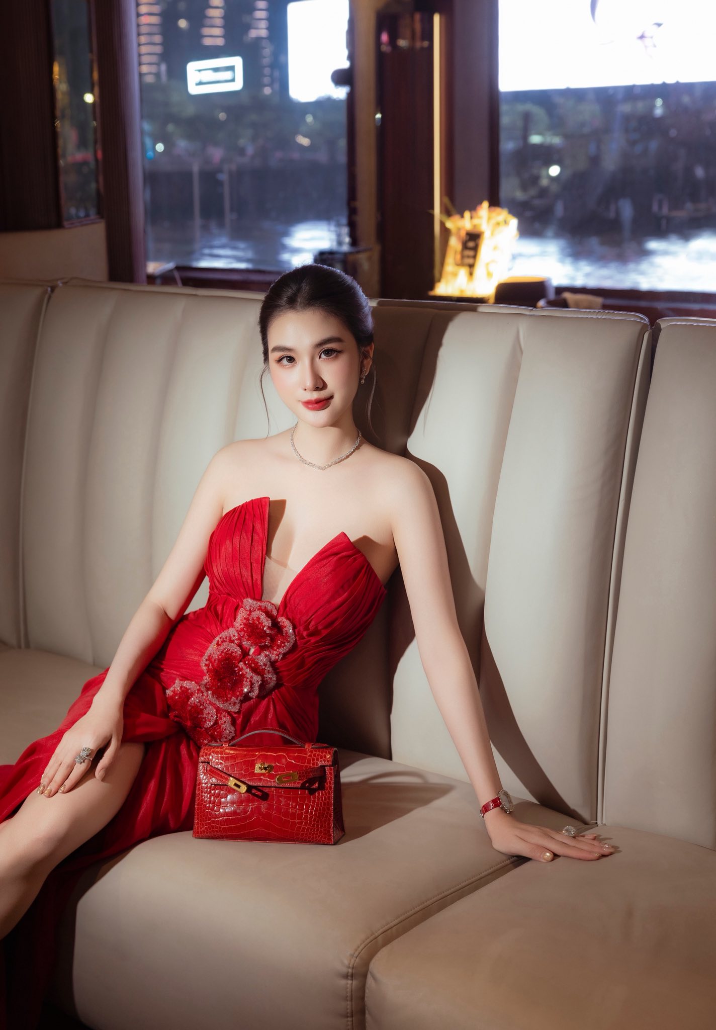 Th&aacute;i độ đầu ti&ecirc;n của Ngọc Loan giữa l&uacute;c khoảnh khắc b&aacute;c sĩ Chi&ecirc;m Quốc Th&aacute;i v&agrave; Lona Kiều Loan được b&agrave;n t&aacute;n rầm rộ- Ảnh 2.