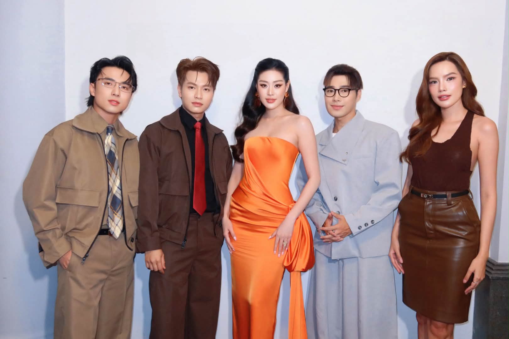 Hương Giang tất bật sau khi đăng quang &Aacute; hậu quốc tế, Kh&aacute;nh V&acirc;n diện v&aacute;y &ocirc;m khoe d&aacute;ng mỏng gợi cảm- Ảnh 2.