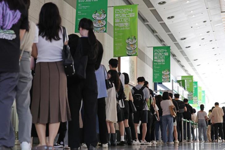 C&aacute;i g&igrave; cũng đắt, lương kh&ocirc;ng tăng, gi&agrave; phải tự lo v&igrave; kh&ocirc;ng nhờ được ai: Giới trẻ chấm dứt &ldquo;bữa tiệc ti&ecirc;u d&ugrave;ng&rdquo;, một xu hướng mới ra đời- Ảnh 2.