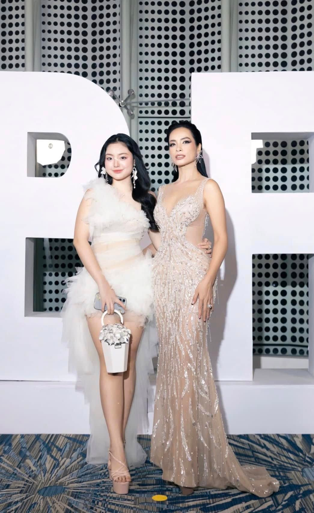 Con g&aacute;i Thu&yacute; Hạnh - Minh Khang lột x&aacute;c sau 12 năm: "Thi&ecirc;n thần răng thỏ" toả s&aacute;ng với visual thiếu nữ trong ng&agrave;y trọng đại- Ảnh 8.