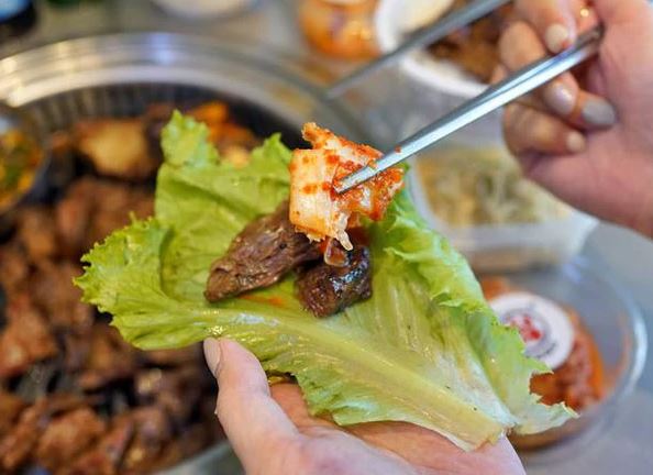 Ăn thịt nướng cuốn x&agrave; l&aacute;ch, b&eacute; trai 6 tuổi nổi đầy vết bầm t&iacute;m "bất thường" - Ảnh 3.
