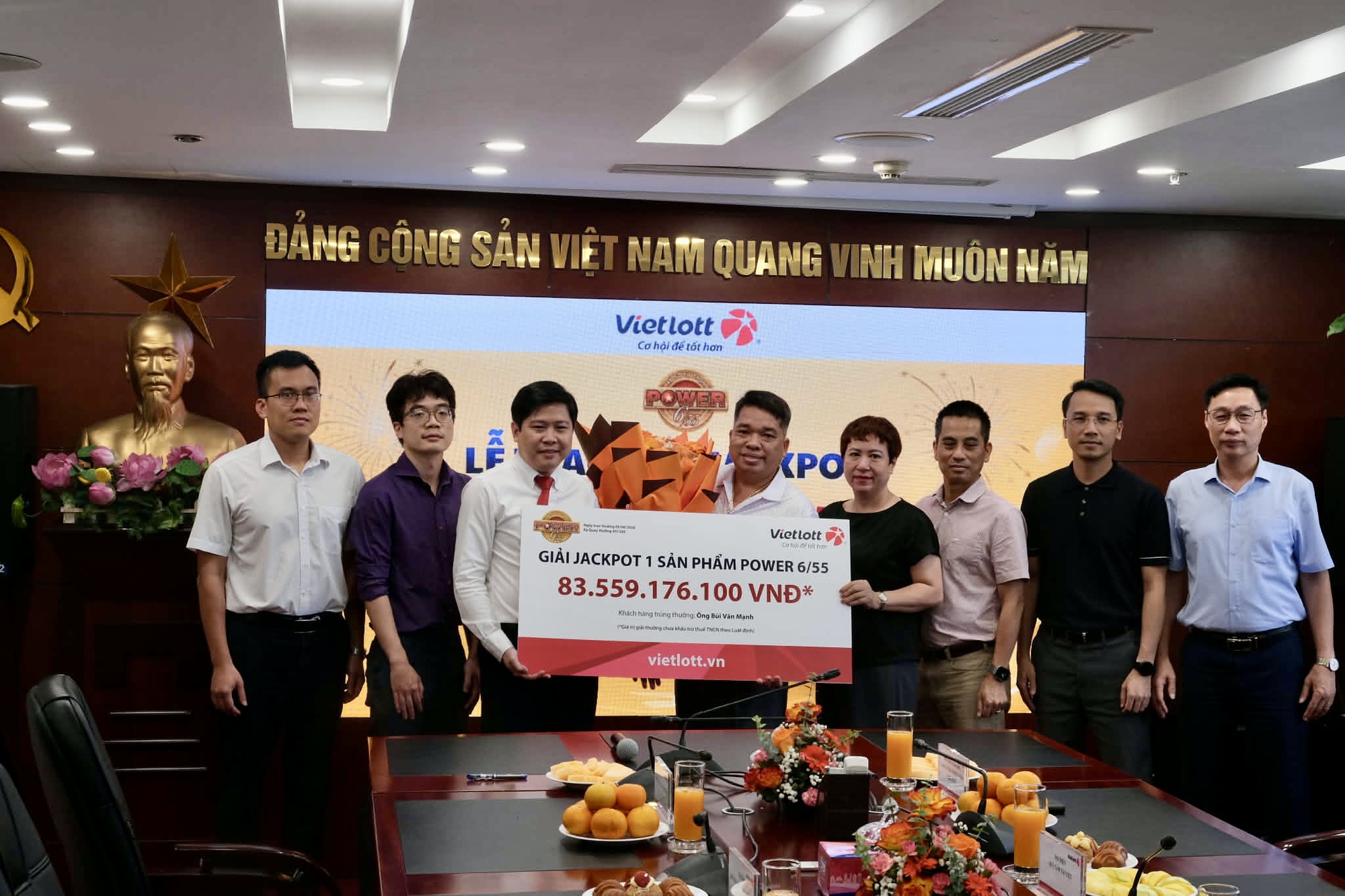 Người tr&uacute;ng Jackpot 83 tỷ đồng kh&ocirc;ng đeo mặt nạ: "Ước mơ tr&uacute;ng Vietlott một lần để c&ocirc;ng khai danh t&iacute;nh"- Ảnh 1.