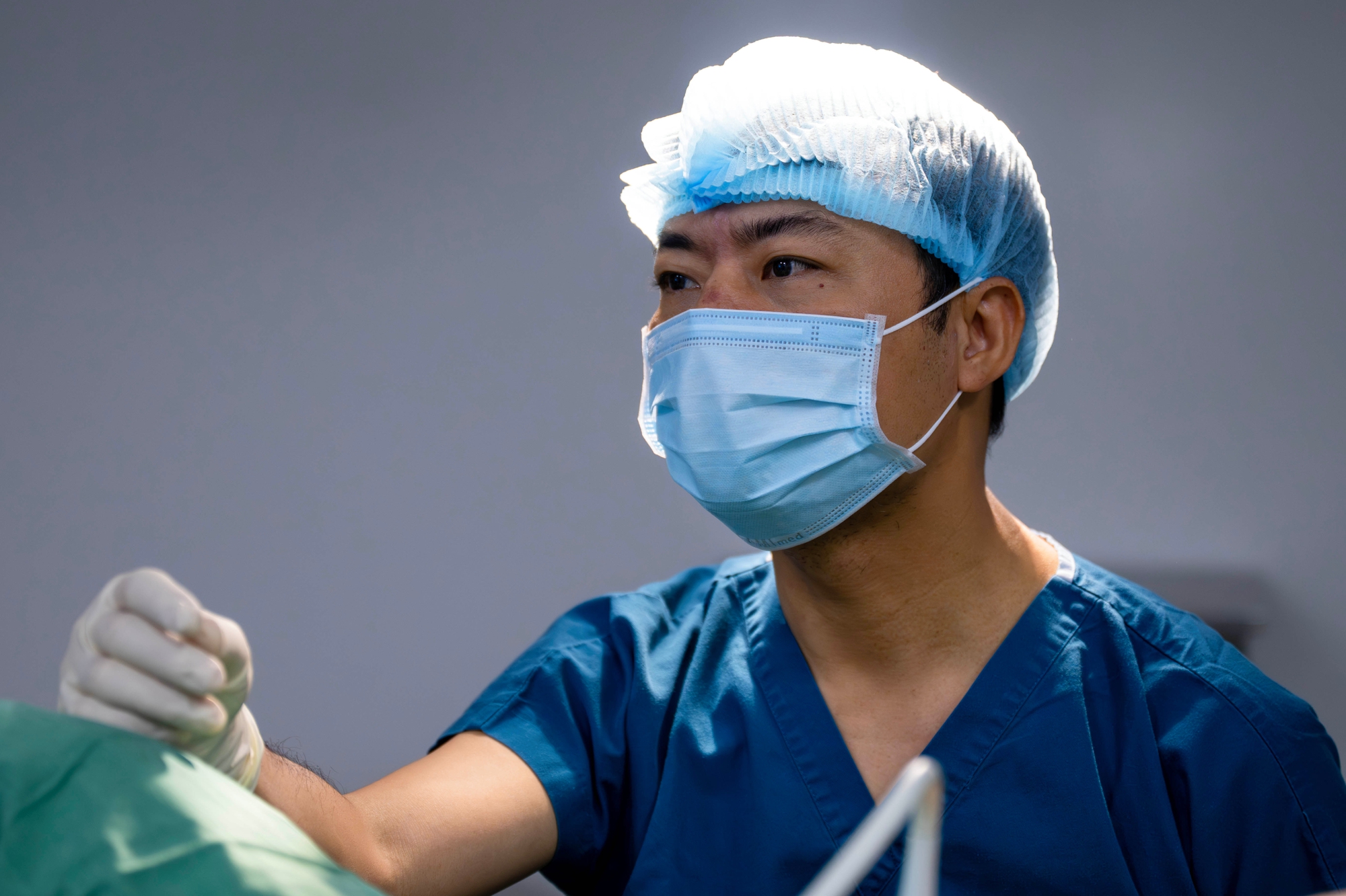 Bệnh nh&acirc;n từ Anh, Nhật đưa con về H&agrave; Nội thăm 