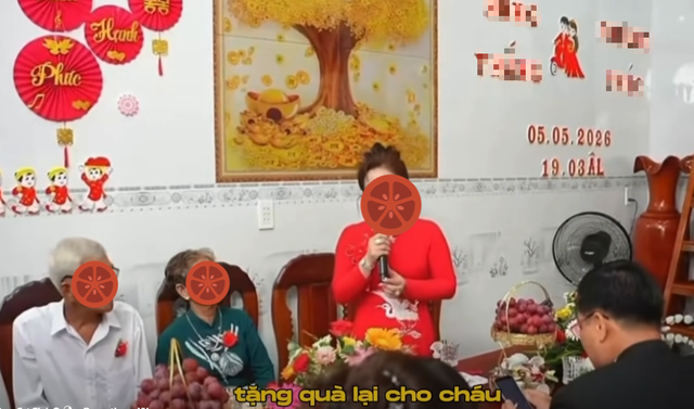 Đ&aacute;m cưới đang viral l&uacute;c n&agrave;y: Mẹ ch&uacute; rể c&ocirc;ng khai đ&ograve;i v&agrave;ng mừng cưới mặc kệ người nh&agrave; can ngăn- Ảnh 2.